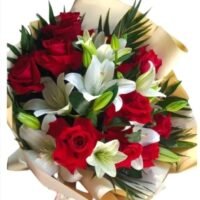Buquet de rosas y lirios