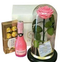 Rosa preservada acompañada de chocolates ferrero rocher y una botella de vino JP chenet